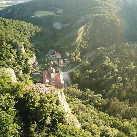 Hotel Obecna Skola Svatý Jan pod Skalou 外观 照片